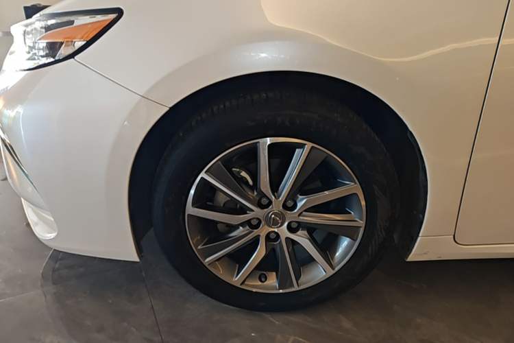 Used Lexus ES 2015 300h Comfort Edition Left Front Wheel Hub