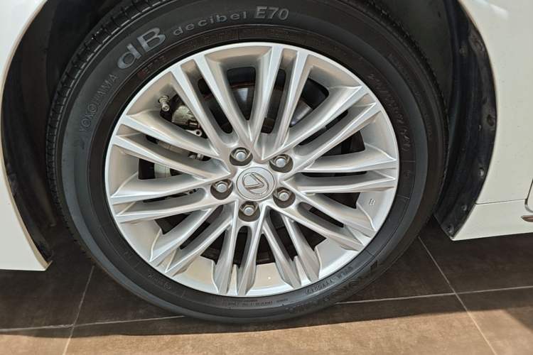 Used Lexus ES 2015 200 Elite Edition Left Front Wheel Hub