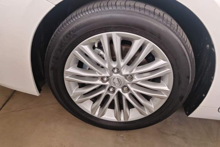 Used Lexus ES 2015 200 Comfort Edition Left Front Wheel Hub