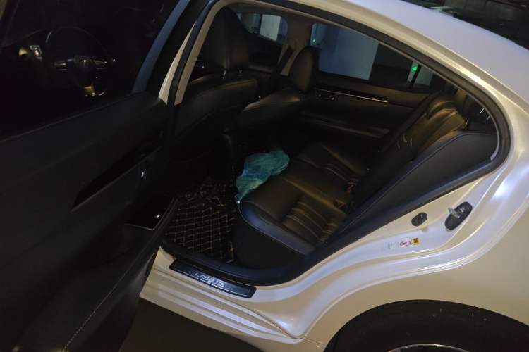 Used Lexus ES 2015 300h Comfort Edition Left Rear Seat