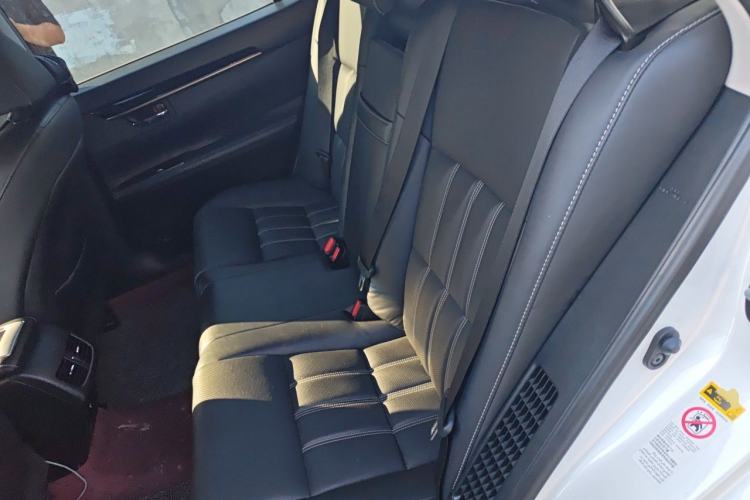 Used Lexus ES 2015 300h Comfort Edition Left Rear Seat