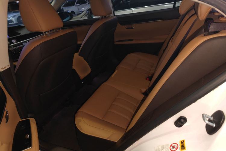Used Lexus ES 2015 300h Comfort Edition Left Rear Seat
