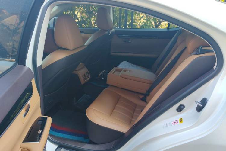 Used Lexus ES 2015 300h Comfort Edition Left Rear Seat
