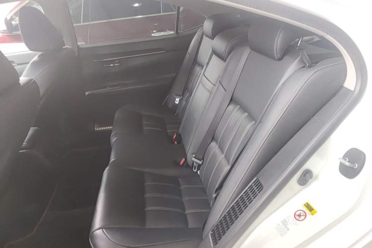 Used Lexus ES 2015 300h Comfort Edition Left Rear Seat