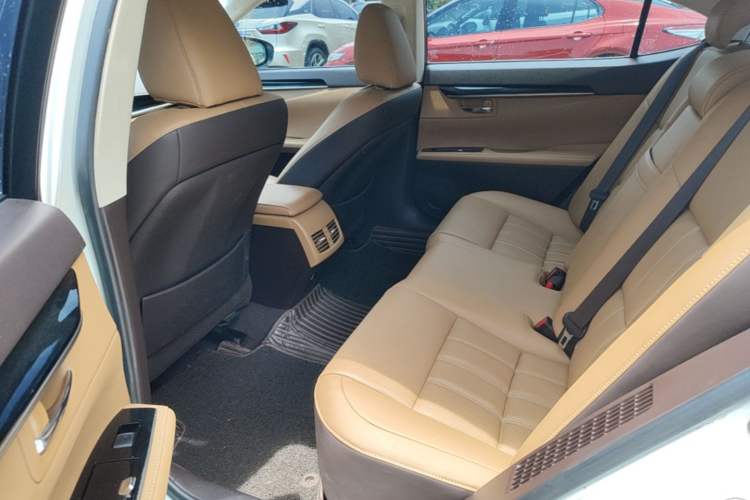 Used Lexus ES 2015 300h Comfort Edition Left Rear Seat