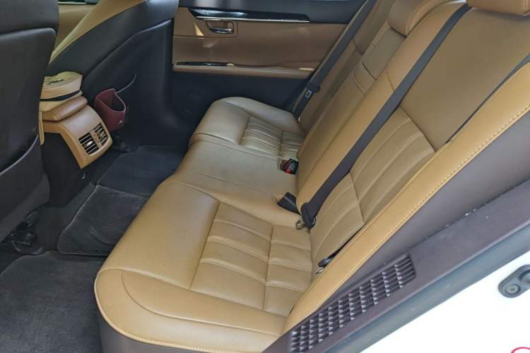 Used Lexus ES 2015 300h Comfort Edition Left Rear Seat