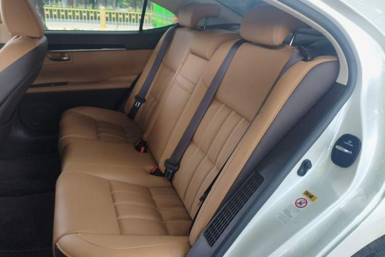 Used Lexus ES 2015 300h Comfort Edition Left Rear Seat