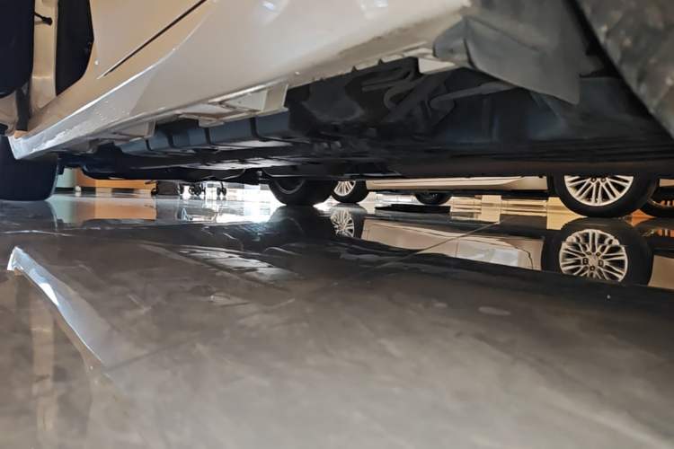 Used Lexus ES 2015 300h Comfort Edition Left Side Sill