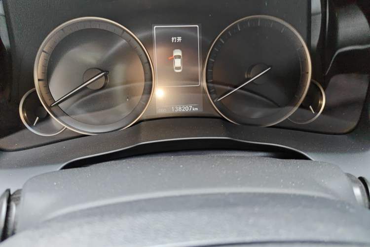 Used Lexus ES 2015 300h Comfort Edition Odometer Close Up