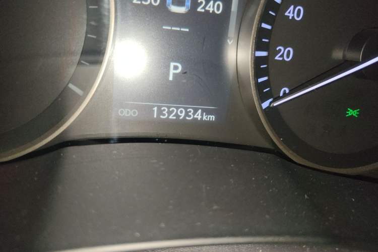 Used Lexus ES 2015 300h Comfort Edition Odometer Close Up