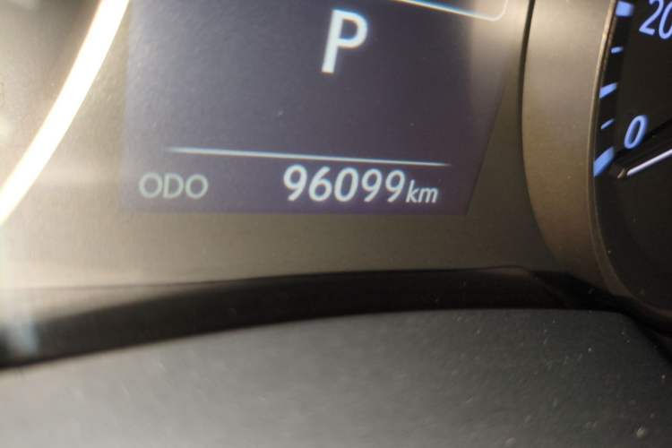 Used Lexus ES 2015 300h Comfort Edition Odometer Close Up