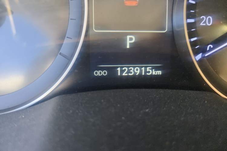 Used Lexus ES 2015 300h Comfort Edition Odometer Close Up