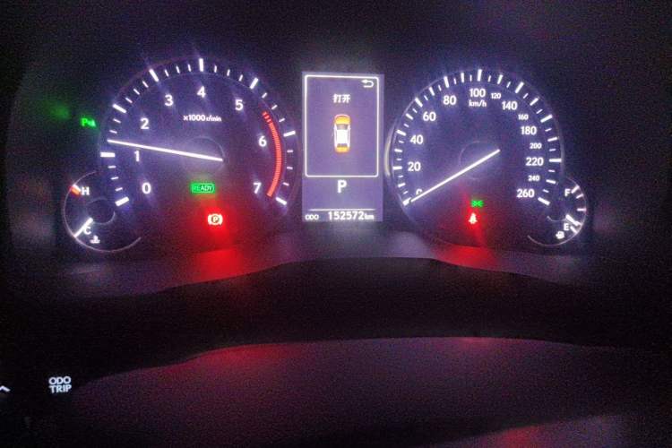 Used Lexus ES 2015 300h Comfort Edition Odometer Close Up