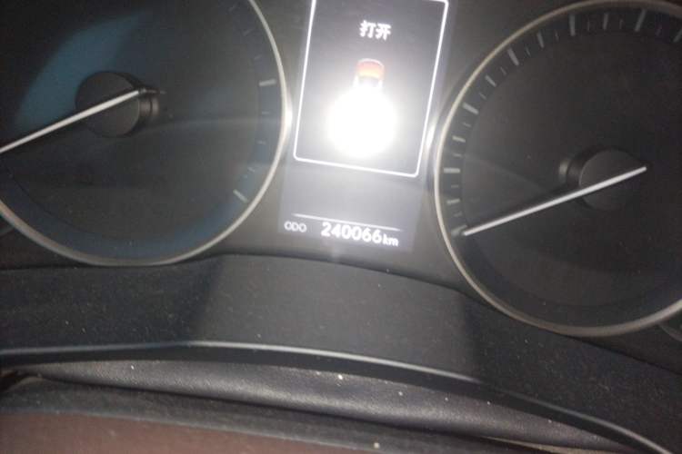Used Lexus ES 2015 200 Elite Edition Odometer Close Up
