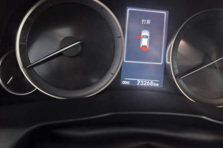 Used Lexus ES 2015 200 Elite Edition Odometer Close Up