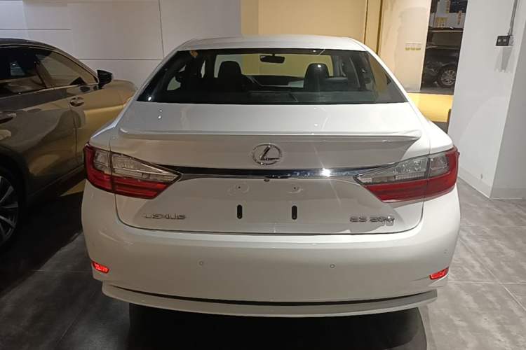 Used Lexus ES 2015 200 Elite Edition Rear