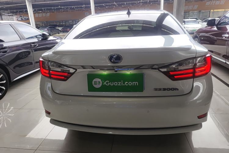 Used Lexus ES 2015 300h Comfort Edition Rear
