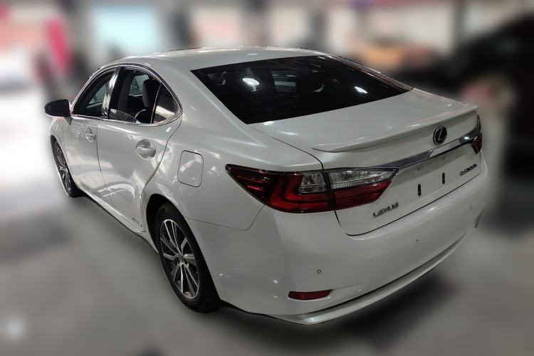 Used Lexus ES 2015 300h Luxury Edition Rear Left 45 Deg