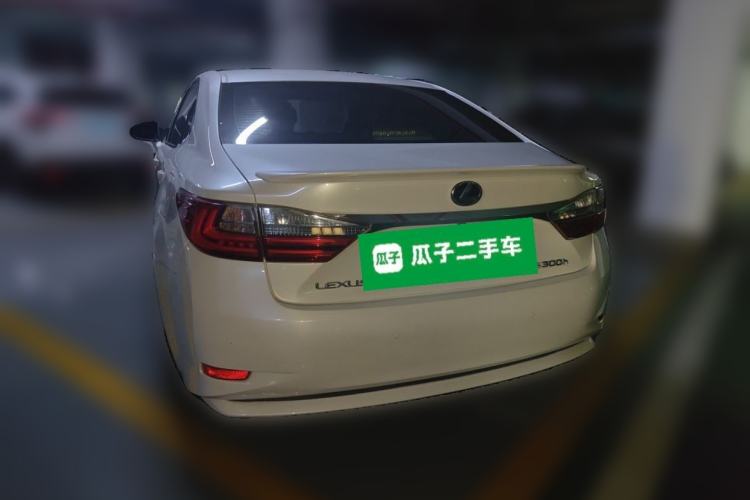 Used Lexus ES 2015 300h Comfort Edition Rear Left 45 Deg