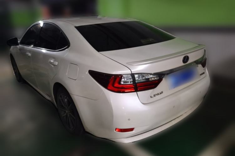 Used Lexus ES 2015 300h Comfort Edition Rear Left 45 Deg