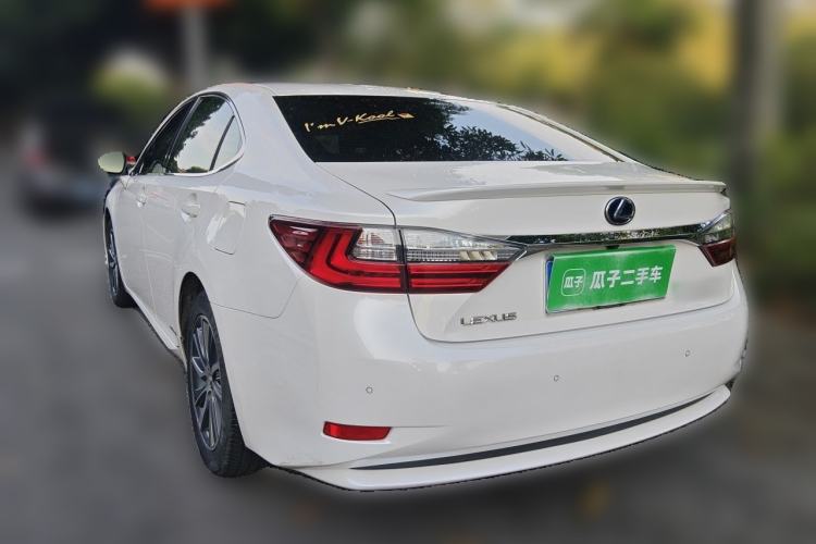 Used Lexus ES 2015 300h Comfort Edition Rear Left 45 Deg