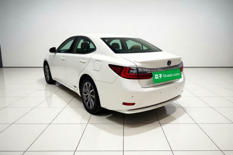 Used Lexus ES 2015 300h Luxury Edition Rear Left 45 Deg