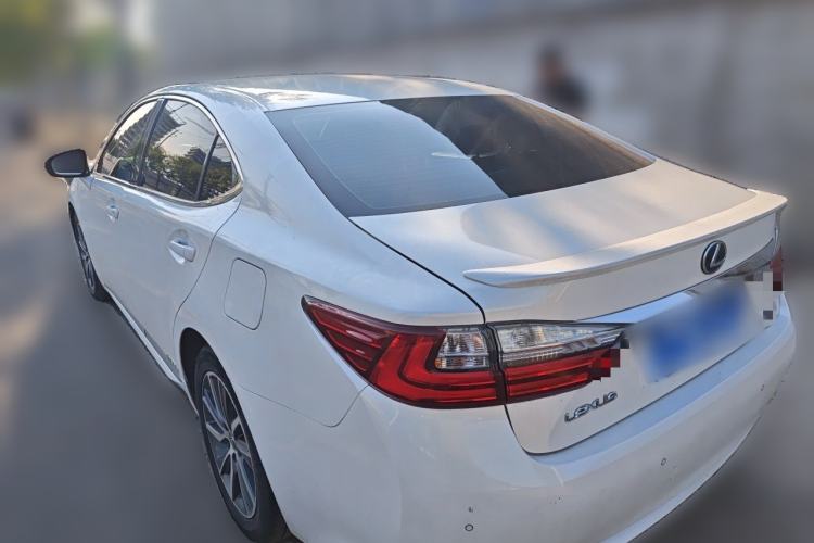 Used Lexus ES 2015 300h Comfort Edition Rear Left 45 Deg