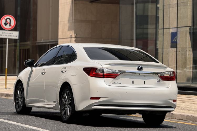 Used Lexus ES 2015 300h Comfort Edition Rear Left 45 Deg