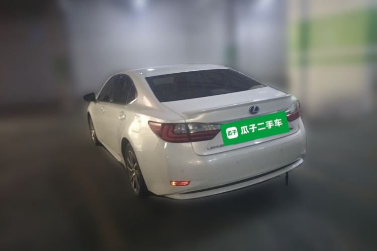 Used Lexus ES 2015 300h Comfort Edition Rear Left 45 Deg