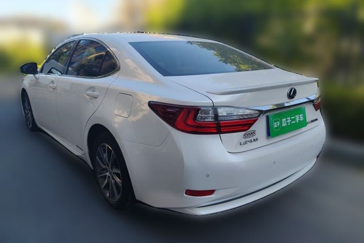 Used Lexus ES 2015 300h Comfort Edition Rear Left 45 Deg