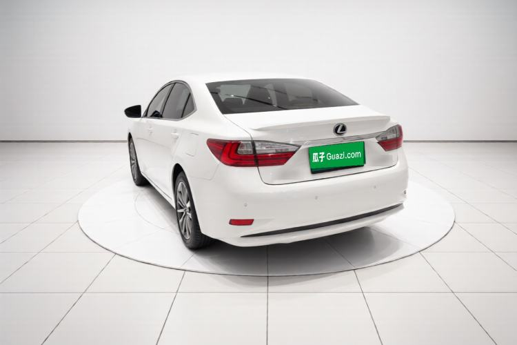 Used Lexus ES 2015 300h Comfort Edition Rear Left 45 Deg