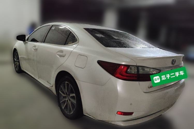 Used Lexus ES 2015 300h Comfort Edition Rear Left 45 Deg