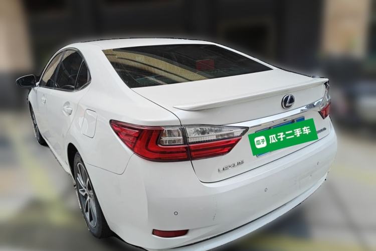 Used Lexus ES 2015 300h Comfort Edition Rear Left 45 Deg