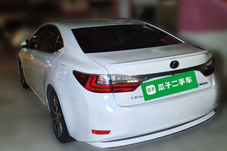 Used Lexus ES 2015 300h Comfort Edition Rear Left 45 Deg