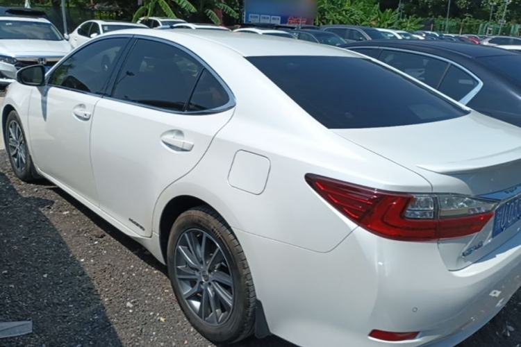Used Lexus ES 2015 300h Comfort Edition Rear Left 45 Deg