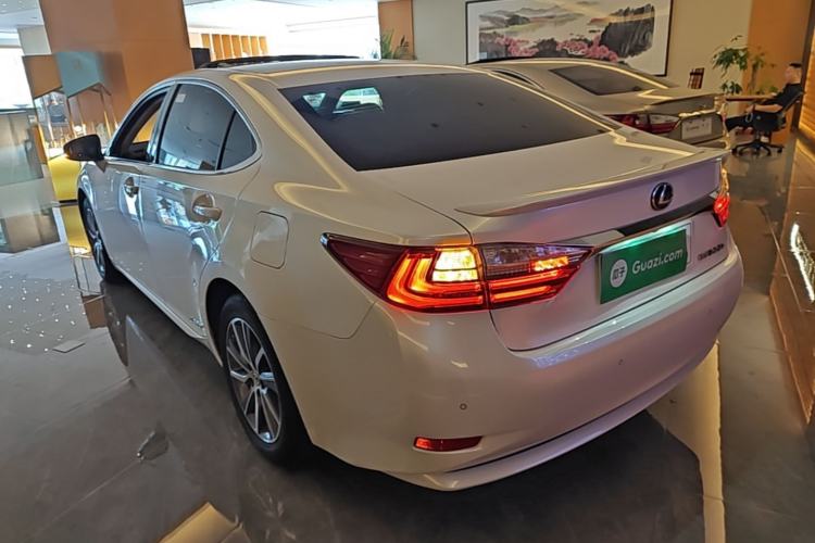 Used Lexus ES 2015 300h Comfort Edition Rear Left 45 Deg