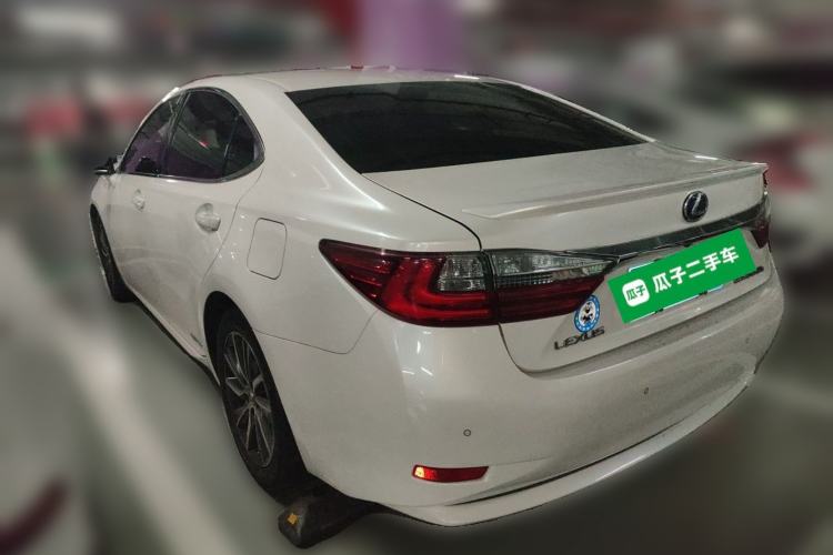 Used Lexus ES 2015 300h Comfort Edition Rear Left 45 Deg
