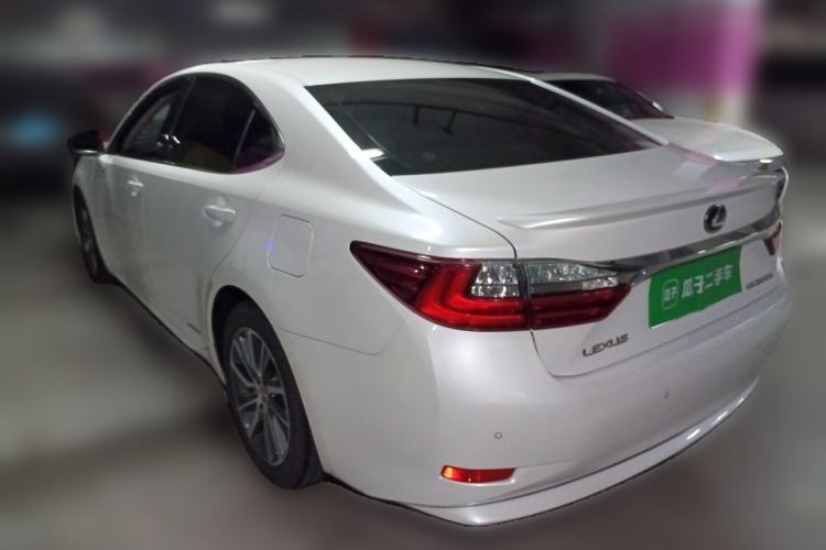Used Lexus ES 2015 300h Comfort Edition Rear Left 45 Deg