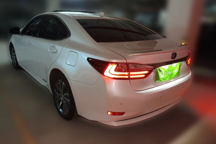 Used Lexus ES 2015 300h Comfort Edition Rear Left 45 Deg