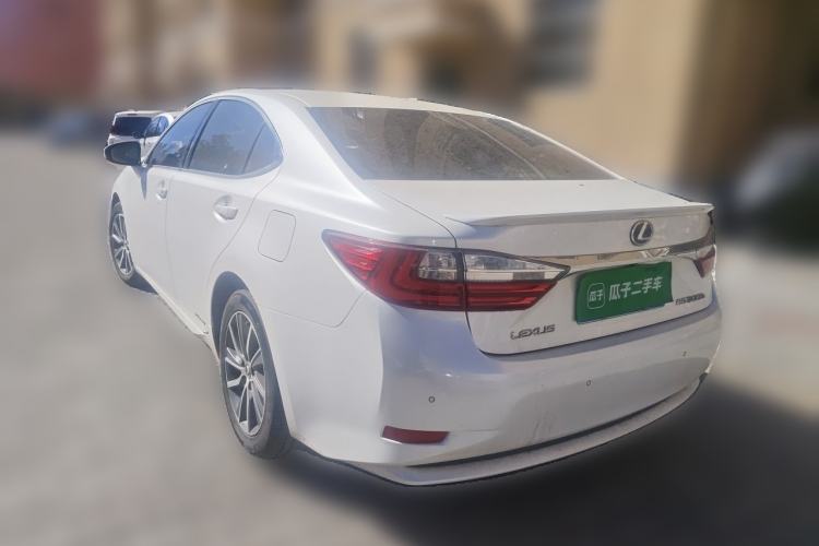 Used Lexus ES 2015 300h Comfort Edition Rear Left 45 Deg