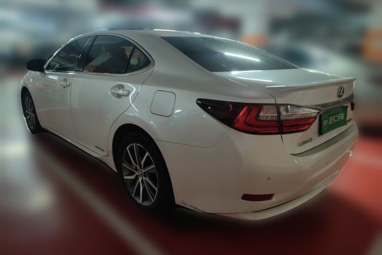 Used Lexus ES 2015 300h Comfort Edition Rear Left 45 Deg