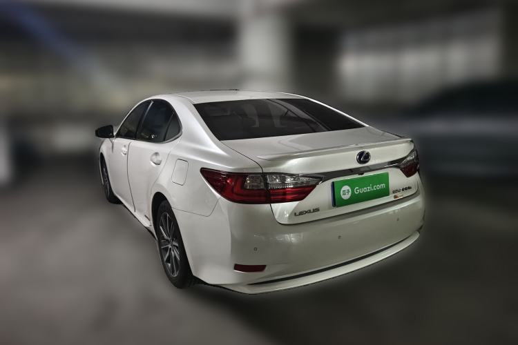 Used Lexus ES 2015 300h Comfort Edition Rear Left 45 Deg
