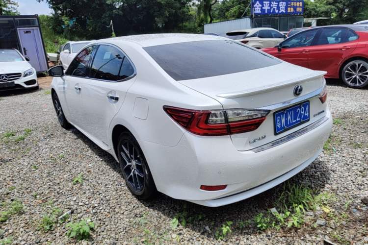 Used Lexus ES 2015 300h Comfort Edition Rear Left 45 Deg