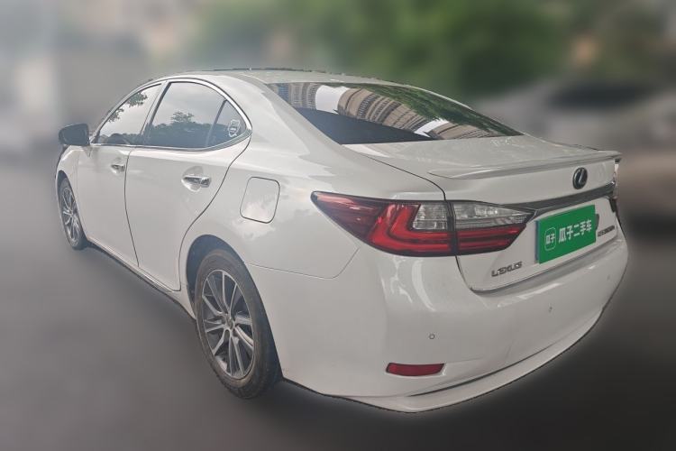 Used Lexus ES 2015 300h Comfort Edition Rear Left 45 Deg