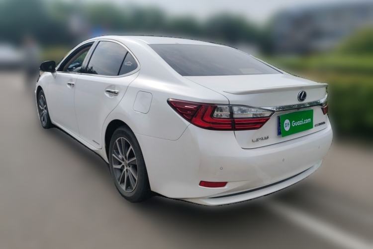 Used Lexus ES 2015 300h Comfort Edition Rear Left 45 Deg