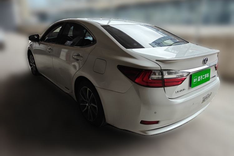 Used Lexus ES 2015 300h Comfort Edition Rear Left 45 Deg