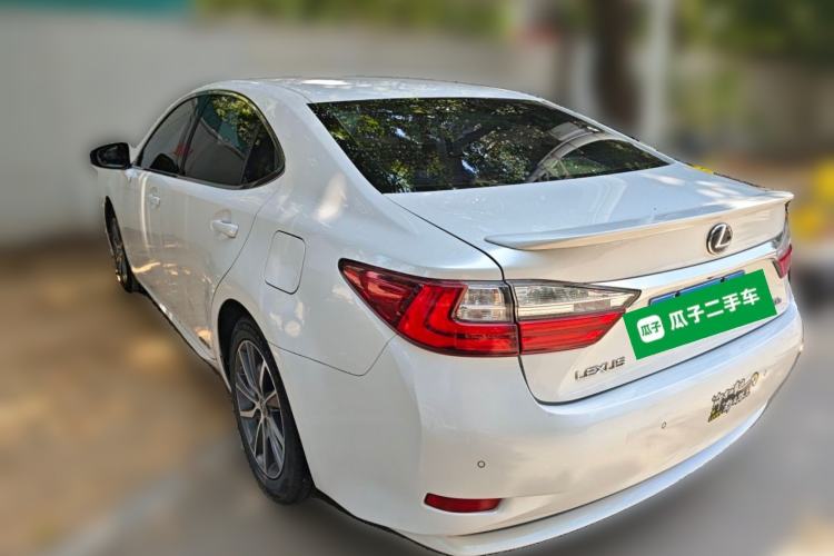 Used Lexus ES 2015 300h Comfort Edition Rear Left 45 Deg