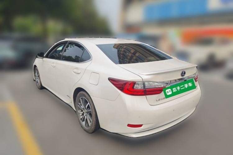 Used Lexus ES 2015 300h Comfort Edition Rear Left 45 Deg