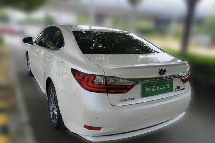 Used Lexus ES 2015 300h Comfort Edition Rear Left 45 Deg