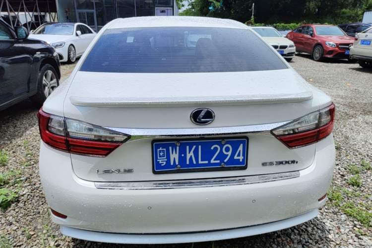 Used Lexus ES 2015 300h Comfort Edition Rear